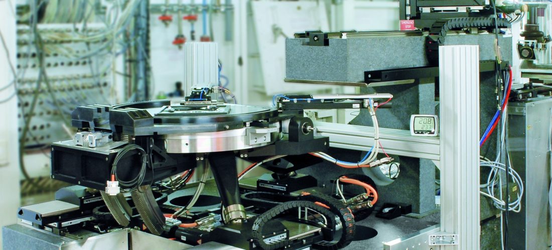 Image 2. In principle, the detector and sample positioning consists of three cooperating systems: a Z stage with granite base, a detector stage moveable in three directions, and sample positioning. The latter consist of a six-axis positioning system and a rotation and tilting stage on which the actual sample carrier is positioned contact-free. (Image: PI, Fraunhofer EZRT, ESRF)